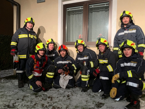 Feuerwehr rettet Katze von Dach