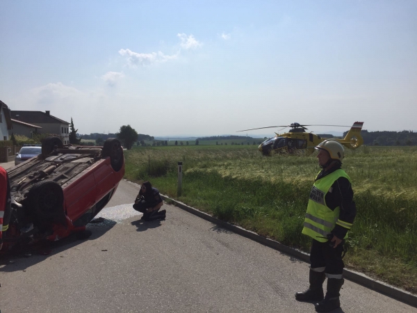 VU mit eingeklemmter Person im Ortsgebiet