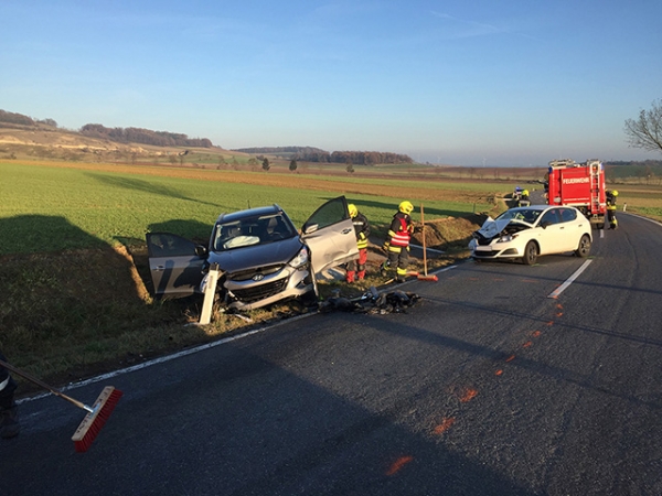 Verkehrsunfall mit drei beteiligten Fahrzeugen – schwerer Sachschaden/verletzte Fahrzeuginsassen