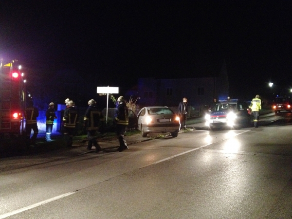 Verkehrsunfall im Ortsgebiet - Junger Lenker fährt Straßenbeleuchtung um