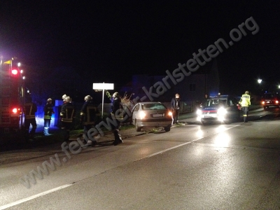 Verkehrsunfall im Ortsgebiet - Junger Lenker fährt Straßenbeleuchtung um